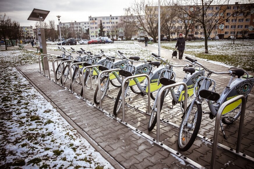Firma przekonuje, że rowery zostały przystosowane, żeby funkcjonować przez zimę. Serwisujemy je na bieżąco, warunki zimowe im nie zaszkodzą. Jeżeli któryś z nich zostanie uszkodzony, będzie wymieniony, bo przez cały czas trwania kontraktu musimy zapewnić skierniewiczanom dostęp do 72 rowerów. 