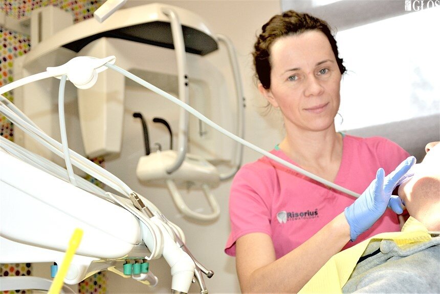 Renata Sznajder, lekarz stomatolog przyznaje, że to ostatni dzwonek, byzrobić coś dla dzieci. Najczęstszym stomatologicznym problemem Polaków jest próchnica zębów. Ponad 70 proc. osób w Polsce ma próchnicę, a wśród dzieci już naprawdę bardzo duży odsetek ich choruje. 