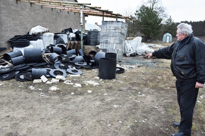 W miniony poniedziałek (12.02) na terenie gospodarstwa nadal zalegały różne plastikowe elementy, a część z nich była już przetworzona i zmielona. Zdaniem sąsiada, Andrzeja Adamki, te śmieci już dawno powinny zniknąć. 