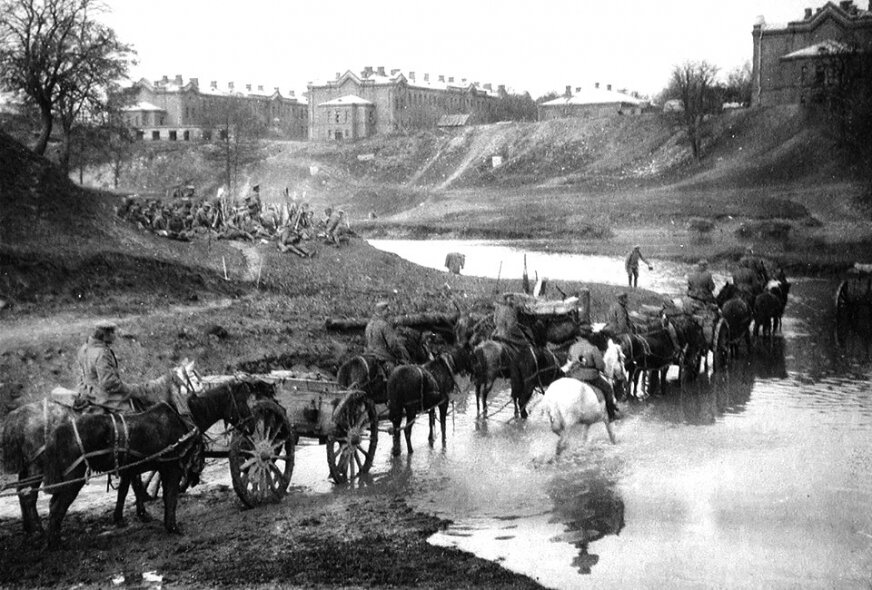 Zdjęcie wykonane przez Stanley'a Washburn'a tuż po zajęciu Skierniewic przez Rosjan, w październiku 1914 roku. Na pierwszym planie wozy z amunicją przeprawiające się przez rzekę. Na drugim planie żołnierze, prawdopodobnie z  2. Korpusu Syberyjskiego. 
