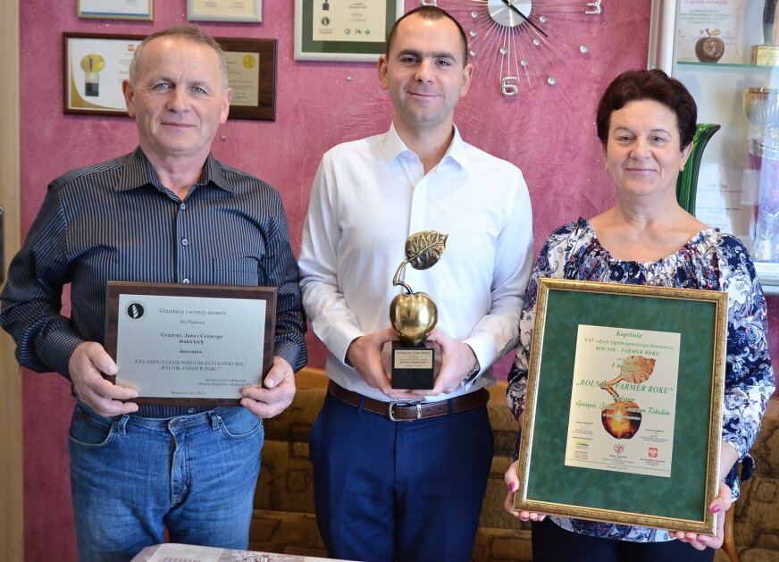 Państwo Rokiccy zostali laureatami ogólnopolskiego konkursu „Rolnik – Farmer Roku 2019”. Nagrodą główną jest statuetka „Złote jabłko” 