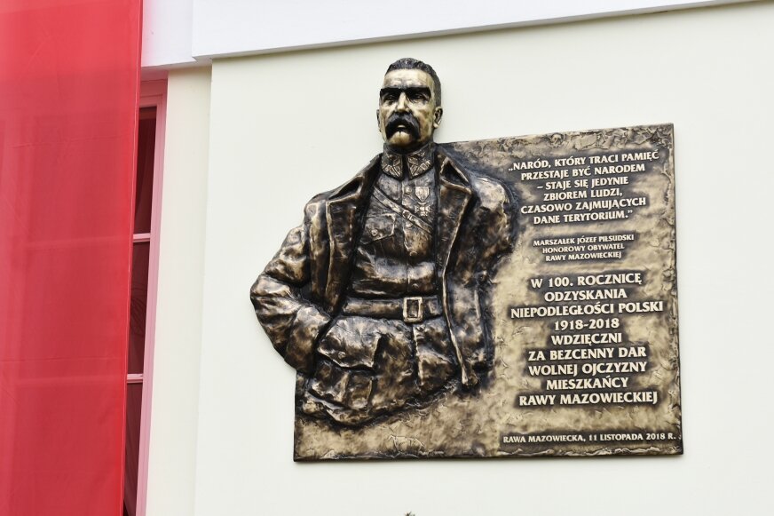 Tablica pamiątkowa na ścianie ratusza w Rawie Mazowieckiej