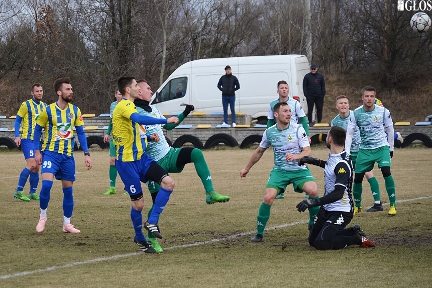 W ostatnim sparingu przed rundą rewanżową w III lidze Unia grała z Wartą Sieradz w Sierakowicach. 