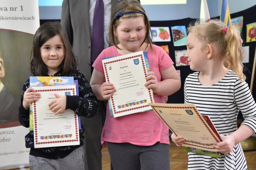 Nagrodzone oraz wyróżnione dzieci otrzymały książki oraz pamiątkowe dyplomy. 