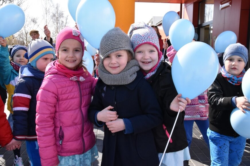 Z niebieskimi balonami dzieci przemaszerowały ulicami Skierniewic. 