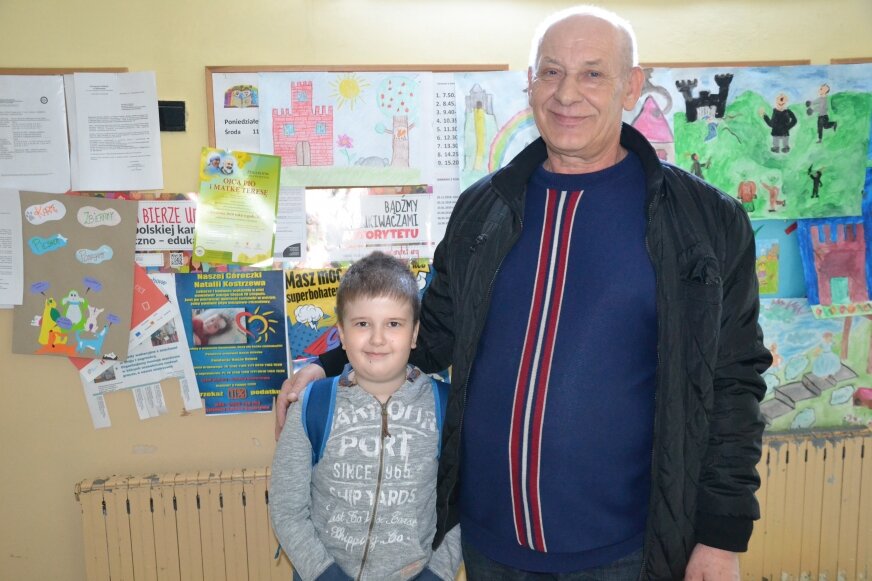 Tata Bartka, Zenon Owczarski jak co dzień przyprowadził syna do szkoły. 