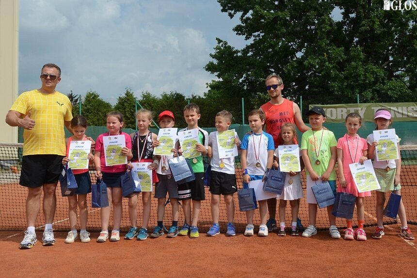 Uczestnicy mistrzostw w najmłodszych kategoriach na pamiątkowym zdjęciu. 