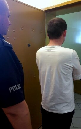 W trakcie interwencji okazało się, że jeden z mężczyzn jest poszukiwany. 27-latek powinien odbywać karę pozbawienia wolności
