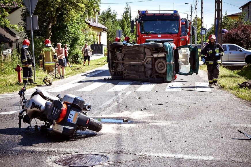 Groźny wypadek, nieprzejezdne skrzyżowanie ulic Kościuszki, Makowskiej i Nowomiejskiej