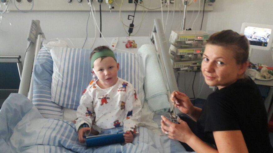 Maksymilian po operacji, w szpitalu są z nim rodzice. 