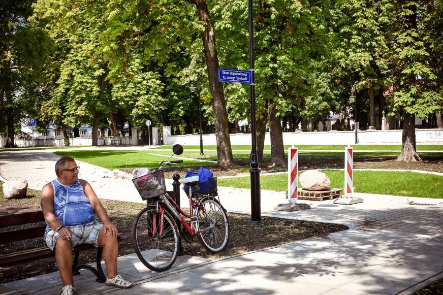 Gęsta zielona trawa widoczna na zdjęciu to są właśnie miejsca przeznaczone do parkowania. Trawniki wysiano tradycyjną metodą i tam trawa dopiero wschodzi. 