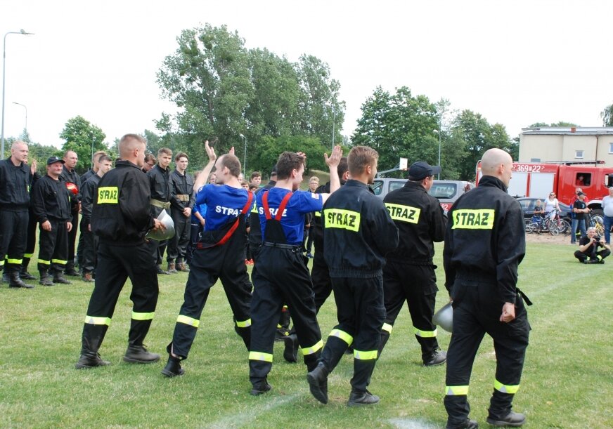  Druhowie z Łasiecznik opuszczają uroczystość podsumowującą zawody. 