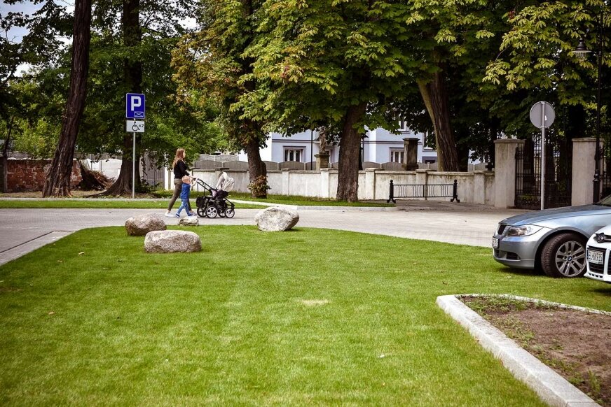 Zobacz jak wygląda trawiasty parking przy Rawskiej