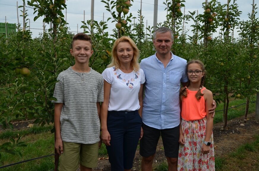 Państwo Anna i Mariusz Chrzanowscy z dziećmi - Sarą i Kacprem