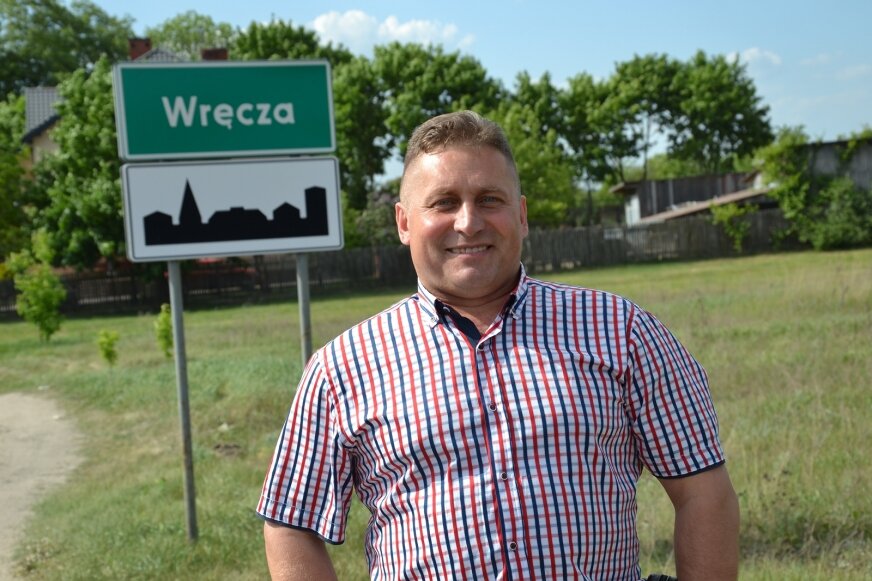 Sołtys Andrzej Osial obserwuje powstającą inwestycję, która zmienia wizerunek regionu. 
