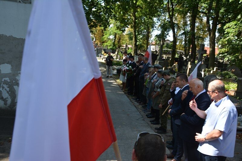 Po oficjalnych uroczystościach 15 sierpnia żyrardowianie modli się przed grobem uczestnika wojny polsko-bolszewickiej 