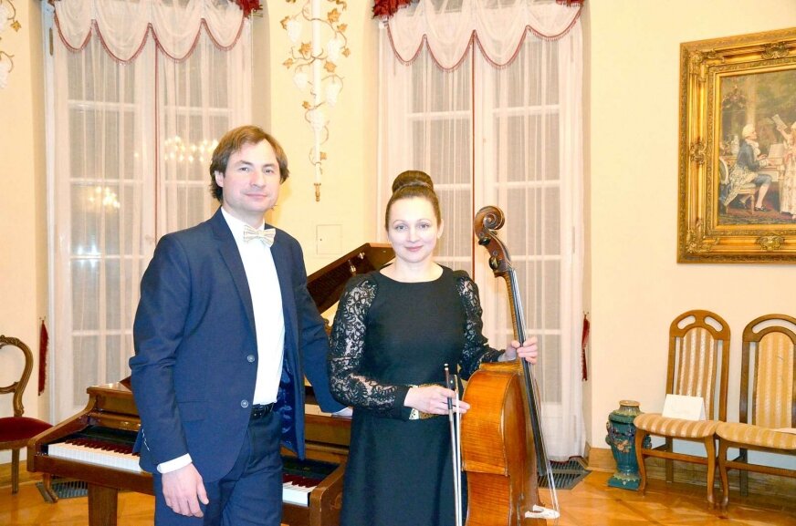 Państwo Adamowicz, właściciele dworu w Kaleniu już raz zaprosili do siebie pianistę Michała Drewnowskiego. Koncert został bardzo ciepło przyjęty przez lokalnych melomanów. Na zdjęciu Drewnowski w towarzystwie Natalii Adamowicz.