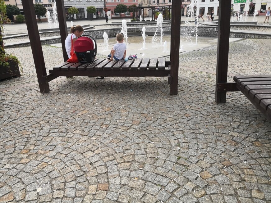 Rynek tonie w śmieciach