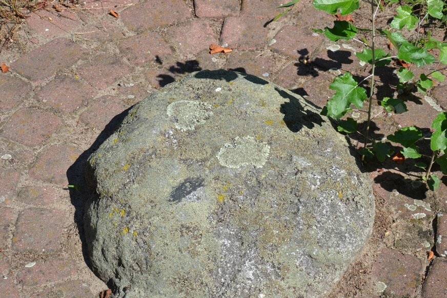 Kamień ze stópką znajduje się przy kościele w Osuchowie. 