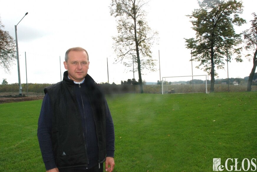 Ksiądz Witold Panek przyznaje, że jest miłośnikiem piłki nożnej.  