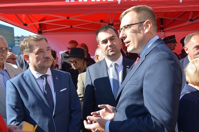 Poseł Maciej Małecki (z prawej) może być przykładem, jak prowadzić kampanię wyborczą 