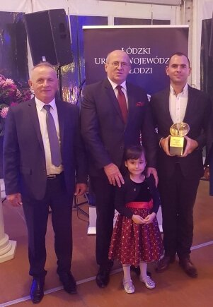 Statuetkę od wojewody łódzkiego odebrał Jan Rokicki z synem Cezarym i wnuczką Amelią.