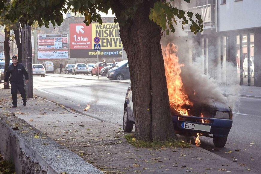 Płonący samochód na ulicy Jagiellońskiej