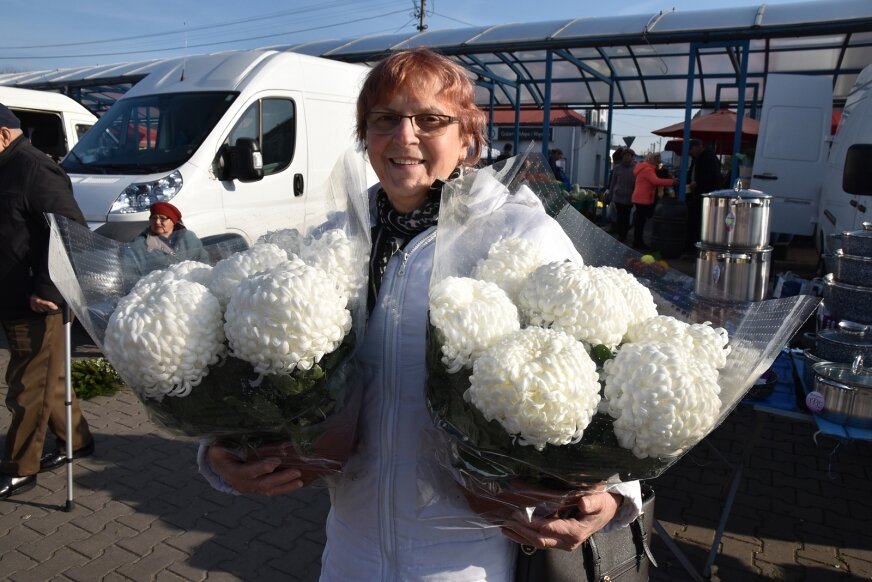 – Żywy kwiat to wyraz naszej pamięci dla bliskich, to podstawa w ubraniu grobu na Wszystkich Świętych – mówi pani Michalina Szymczak ze Skierniewic. 