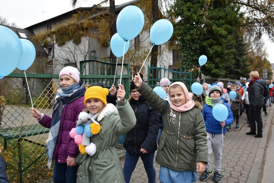 Ulicami Skierniewic w błękitnym happeningu przemaszerowało ponad 140 osób. 