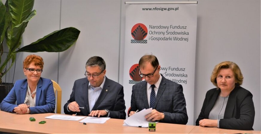 Andrzej Mozga, wójt gminy Godzianów, podpisał w NFOŚiGW umowę na dotację na zakup elektrycznego autobusu. 