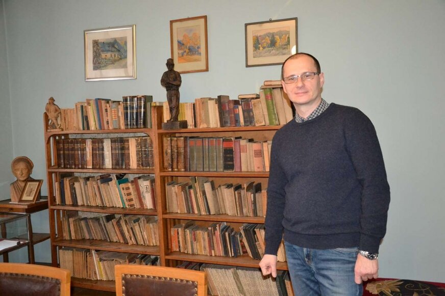 Dyrektor Muzeum Mazowsza Zachodniego Bogusław Nietrzebka zaprasza do zwiedzania gabinetu Pawła Hulki- Laskowskiego. 