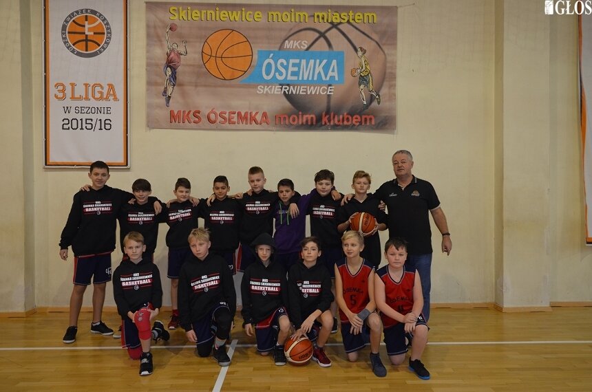 Zespół MKS Ósemka rywalizuje w turnieju Basket Kids Cup. 
