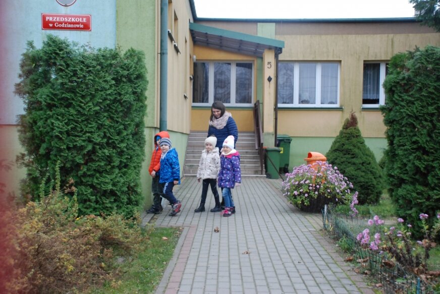 Godzianowskie przedszkolaki lubią zajęcia na podwórku.  
