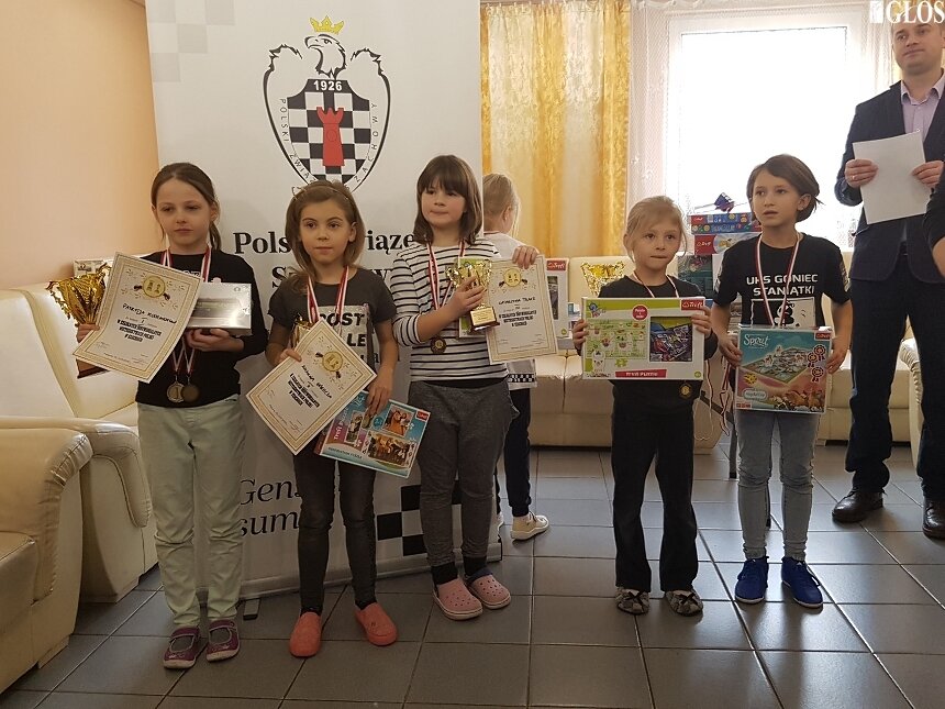 Młodzi szachiści ze Skierniewic wypadli bardzo dobrze podczas zawodów Szkolnych Indywidualnych Mistrzostw Polski. Nz zdjęciu pierwsza z lewej Patrycja Kochanowska. 