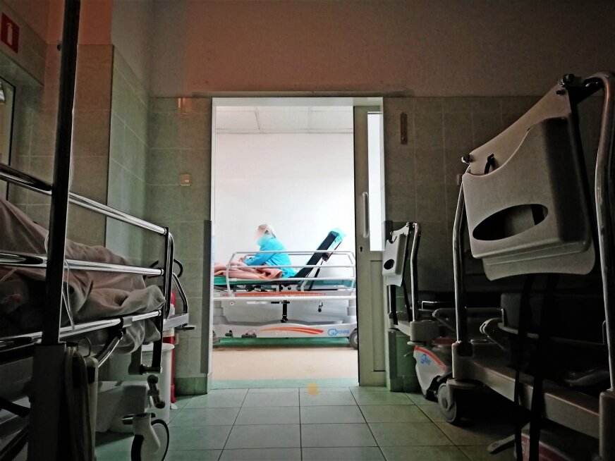 Skierniewice: 32 osoby personelu medycznego szpitala objęte kwarantanną