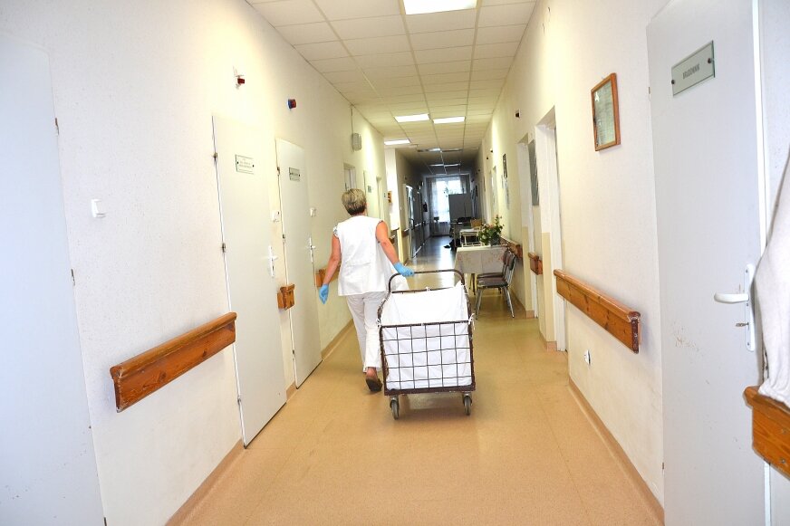 Szpital w Skierniewicach wstrzymał przyjęcia na trzech oddziałach