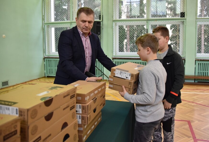 W lutym, 24 laptopy zakupione ze środków unijnych, w ramach projektu „Podniesienie kompetencji cyfrowych mieszkańców województwa łódzkiego” trafiły do Szkoły Podstawowej nr 2. 
