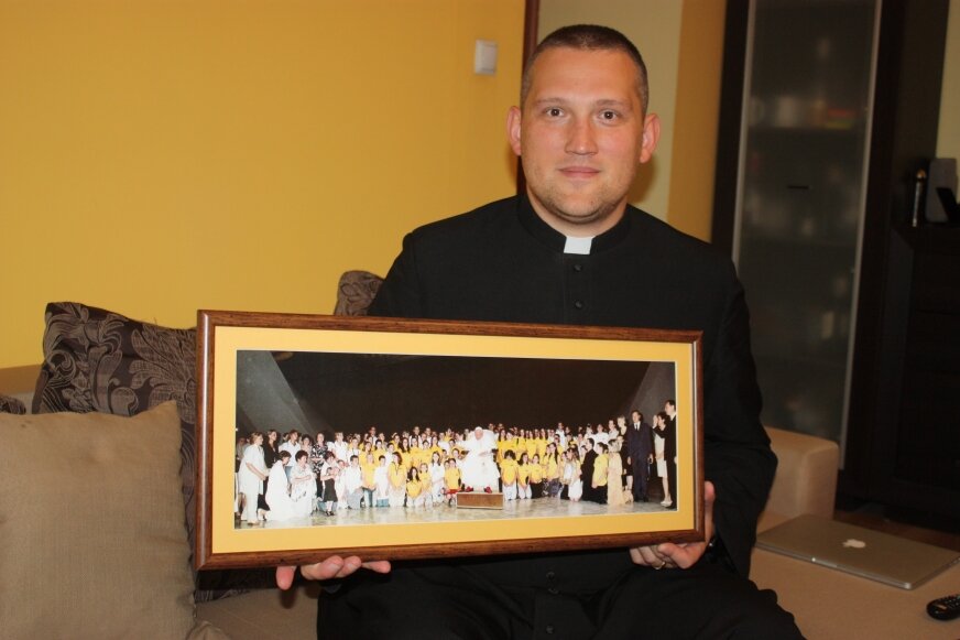 Zdjęcie z papieżem, oprawione w ramę, jest jedną z najcenniejszych pamiątek, jakie posiada ks. Marcin Moks. 