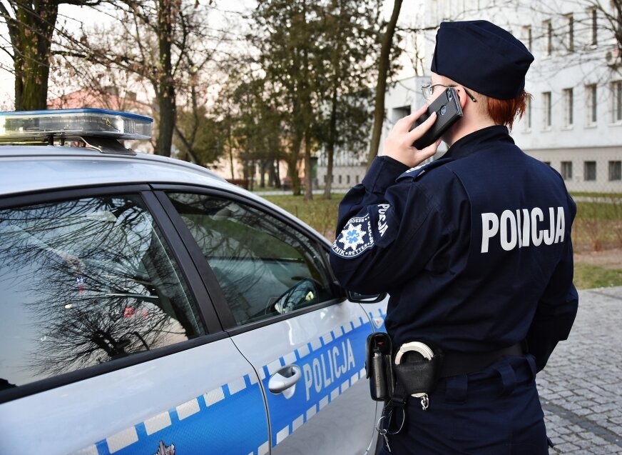 Policjanci przynajmniej raz dziennie udają się pod każdy wskazany adres i dzwonią pod numer, który podała osoba skierowana na kwarantannę. Sam telefon nie wystarczy. Kontrola kończy się dopiero w momencie, gdy funkcjonariusz potwierdzi, że dana osoba przebywa w wyznaczonym lokalu, np. pokaże się w oknie, wyjdzie na balkon.