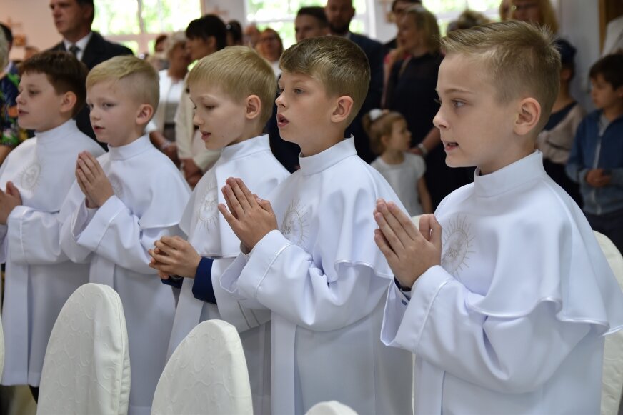 W parafii Niepokalanego Serca NMP w Skierniewicach, w maju ubiegłego roku sakrament z rąk ks. Rafała Babickiego przyjęło 35 dzieci. (fot. Joanna Młynarczyk) 