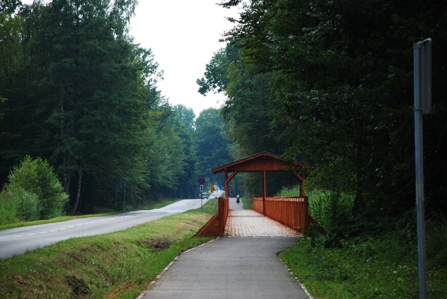 Pieknie położony Maków, wśród lasów, jest dla wielu idealnym miejscem do życia.  
