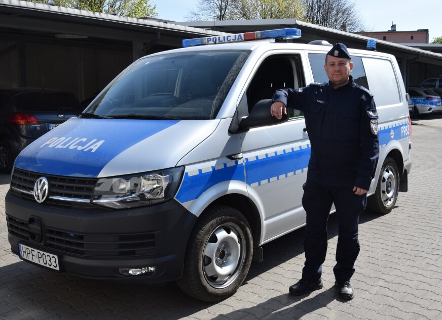 Starszy aspirant Sebastian Sagan jest kierownikiem Ogniwa Patrolowo-Interwencyjnego Komendy Powiatowej Policji w Rawie Mazowieckiej 