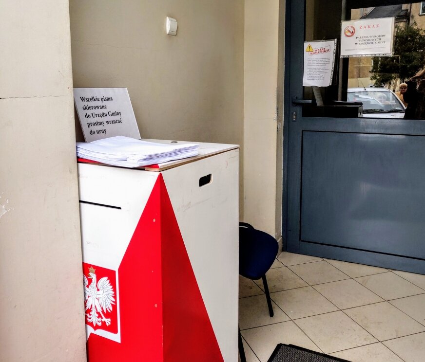 Przez ostatnie dwa miesiące mieszkańcy byli proszeni, aby wszelkie pisma kierowane do urzędu wrzucać do urny ustawionej przy bocznym wejściu do budynku