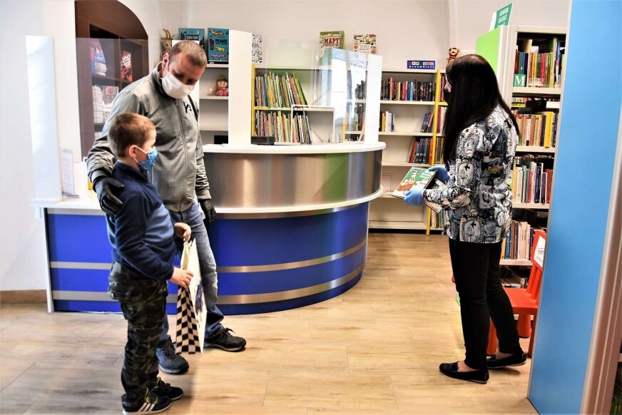 Pawełek Woszczyk przyszedł do biblioteki z tatą. Właśnie został czytelnikiem MBP dla dzieci i zabrał do domu pierwsze wypożyczone książki. Zdradził, że będzie czytał młodszym braciom 