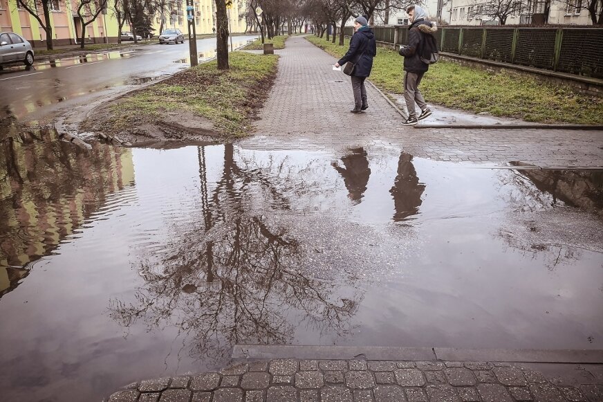 Rozlewiska na ulicach Skierniewic po każdym deszczu