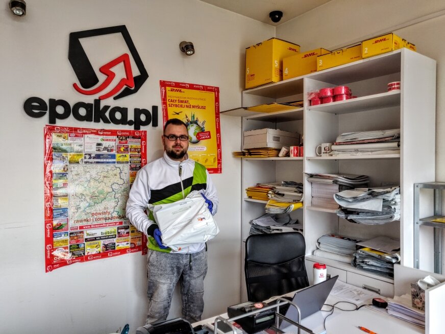 - W porównaniu do marca ubiegłego roku, ruch u nas był dwieście procent większy – mówi Piotr Błaszczyk, broker kurierski.