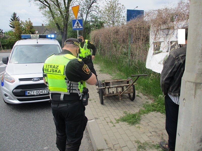 Mężczyzna pchał ciężki wózek. Jego zawartość zainteresowała strażników