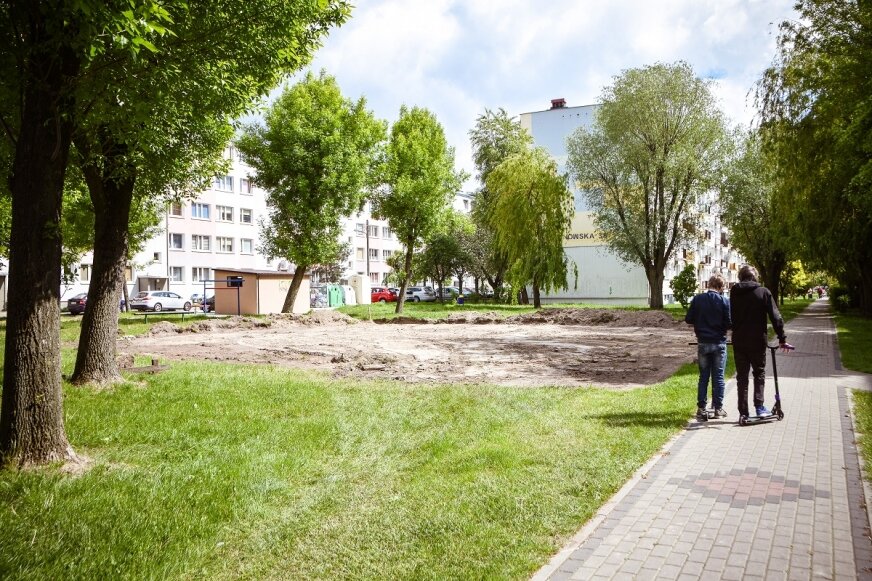 Budują plac zabaw na skwerku przy Mszczonowskiej