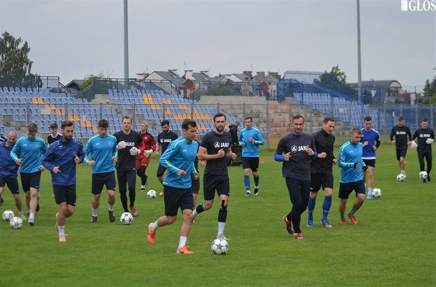 Trener Unii Rafał Smalec i jego piłkarze w poniedziałek (1.06) rozpoczęli przygotowania do sezonu 2020/2021. Drużyna trenowała będzie do 20 czerwca i meczu towarzyskiego z Pilicą Białobrzegi. 