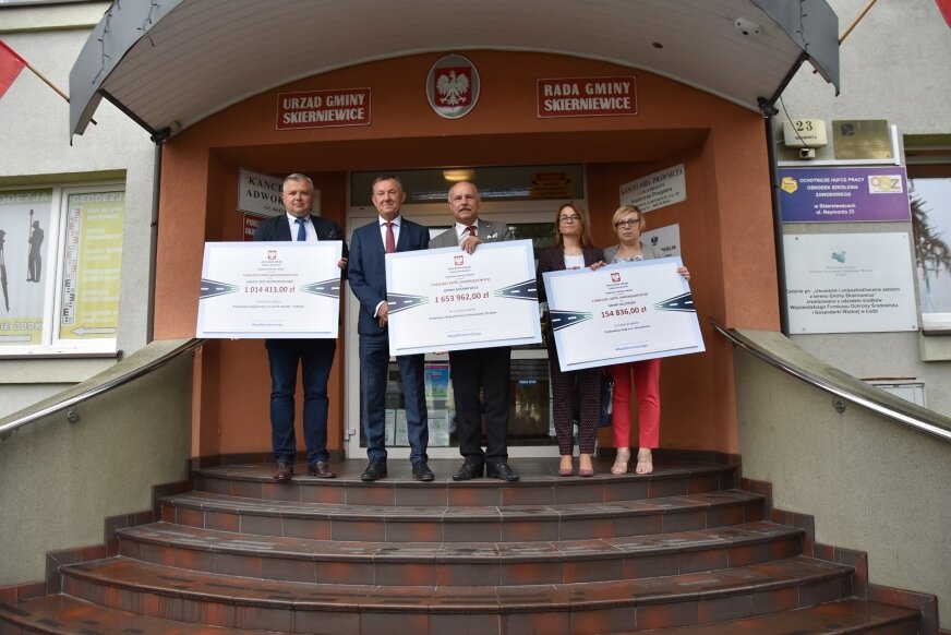 Symboliczne czeki na dofinansowanie wręczył Karol Młynarczyk, wicewojewoda łódzki w urzędzie gminy Skierniewice. 